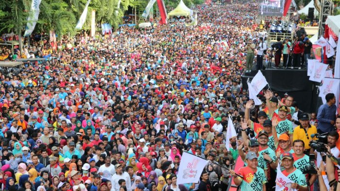 Gandeng Istri, Lihat yang Dilakukan Agus Arifin Nu'mang di Jalan Santai HUT Sulsel