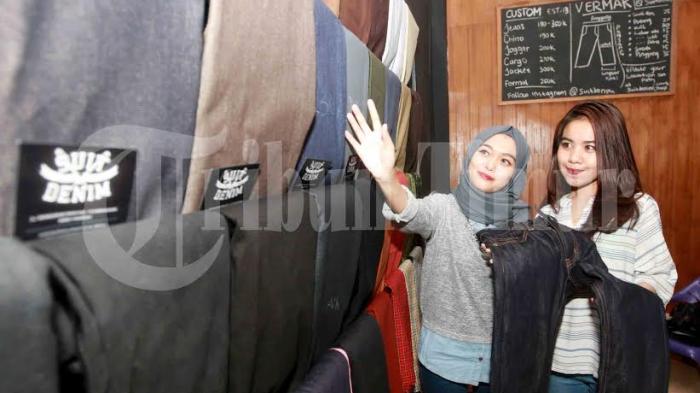 FOTO: Di Sini, Pelanggan Bisa Pilih Kain Jeans Lalu Langsung Dijahit