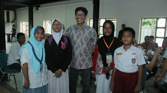 Di Kantin Tribun Timur, Ichsan Diserbu Para Pelajar