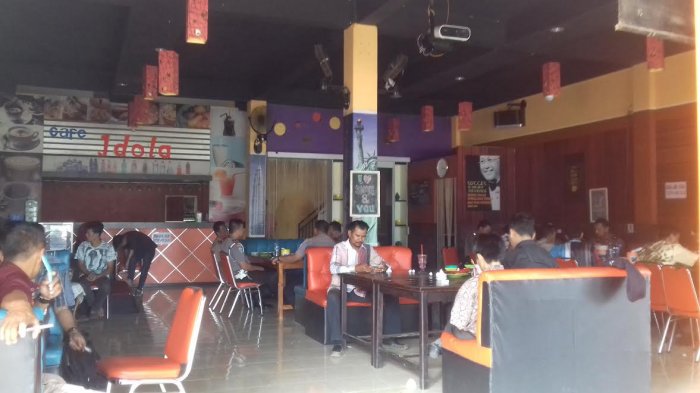 Nongkrong di Cafe Idola Barru, Ngopi Sambil Karaoke Sepuasnya