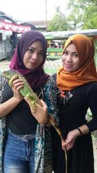Wanita Kembar di Pangkep Ini Akrab dengan Hewan Iguana
