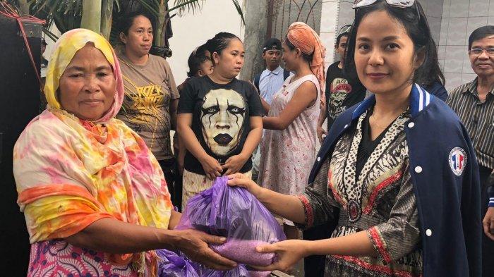 IKA Sastra Prancis Unhas Bawa Beras ke Korban Bencana Banjir di Gowa