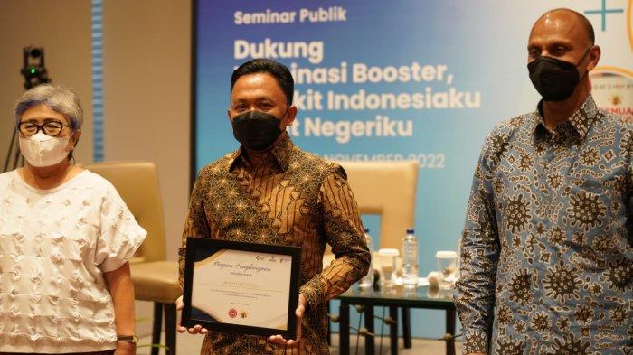 Berhasil Tingkatkan Cakupan Vaksinasi, USAID Beri Penghargaan Kepada Ilham Azikin