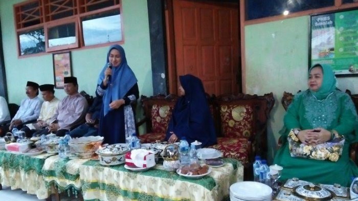 Bupati Lutra Safari Ramadan di Pengkendekan, Pemuda Ini Curhat Soal Beasiswa