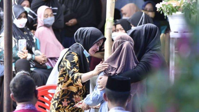 Dilepas Bupati Luwu Utara Indah Putri Indriani, Jenazah Rahmat Anshari Dimakamkan di Kalotok