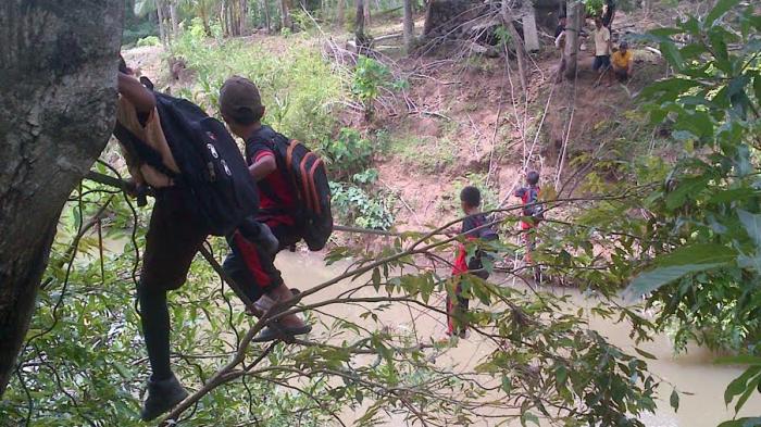 Tak Ada Jembatan, Murid SD di Bone Lawan Maut Nyebrang Meniti Tali