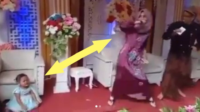 Video Viral! Anaknya Nangis, Emak-emak Ini Tetap Asik Nyanyi dan Joget di Kondangan, Netizen Kesal