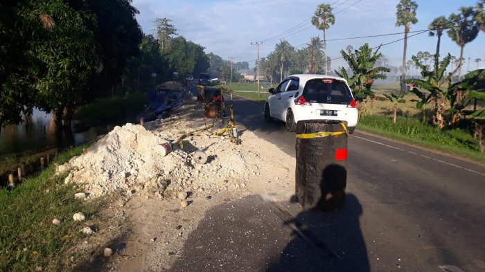 Sudah Setahun Dibiarkan Amblas, Jalan Poros Bone-Wajo Ancam Nyawa Pengendara