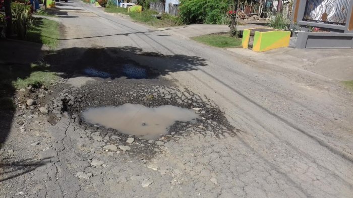 Badan Jl G Bamba Puang Enrekang Rusak Parah
