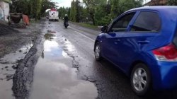 Sepanjang Jalan di Desa Bittoeng Pinrang Rusak, Warga: Kemarau Berdebu, Hujan Tergenang Air