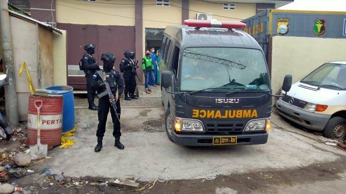 Dijaga Ketat Brimob Bersenjata, Jenazah Terduga Teroris di Makassar Dimasukkan ke Freezer