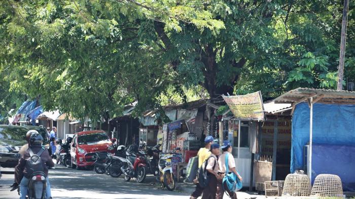 FOTO: Wali Kota Minta Bongkar Lapak, PKL Masih Berjualan di Jl Sunu - jl-sunu_20161014_221401.jpg