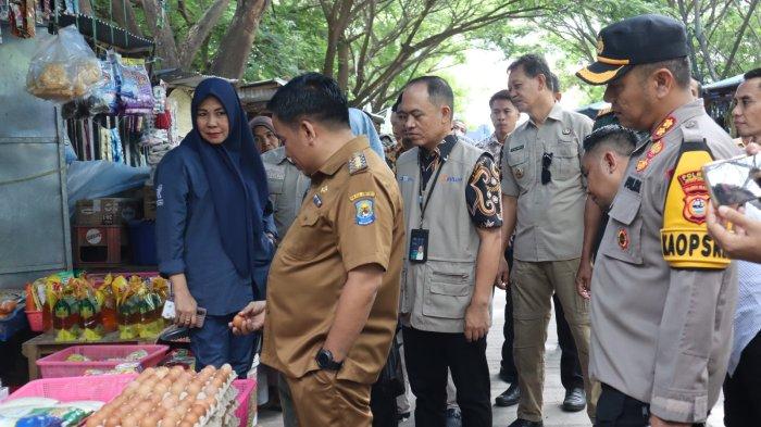 Pj Bupati Jeneponto Bawa Polisi Sidak Pasar Karisa, Temukan Kenaikan Harga Sembako