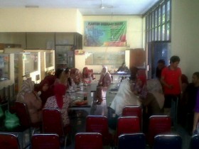 Istri Anggota Dewan Padati Kantin DPRD