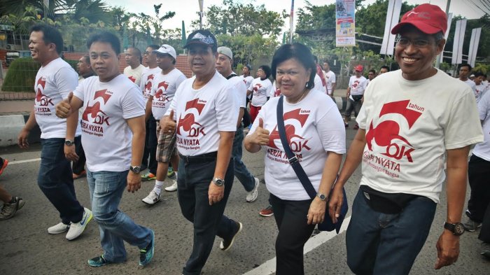 HUT ke-5, OJK Sulampua Gelar Fun Walk - kantor-regional-6-di-depan-kantornya_20161120_215136.jpg