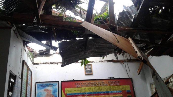Dilanda Hujan Deras dan Angin Kencang, Bangunan SD Rusak di Gowa