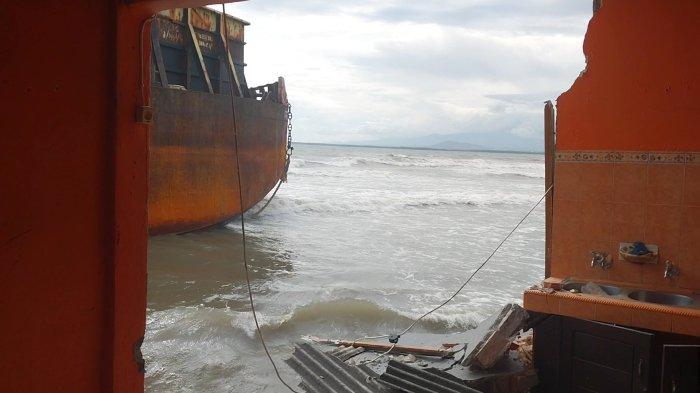 Kapal Tongkang Rusak Rumah Warga di Bonto Bahari Bulukumba