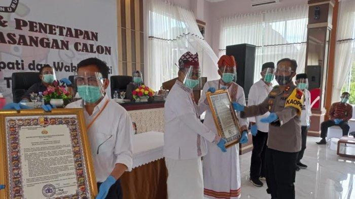 Wujudkan Pilkada Damai, Kapolres Tana Toraja Serahkan Maklumat Kapolri 3 Paslon