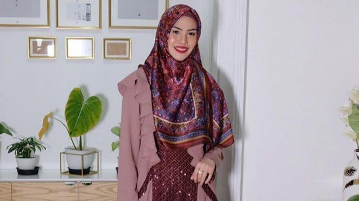 TRIBUNWIKI: Dapat Izin Suami untuk Ikut Fashion Show, Ini Profil Kartika Putri