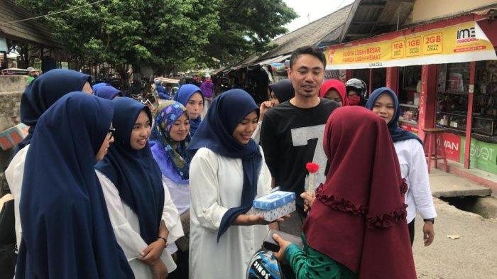 Peringati Hari Ibu, Kartini KITA MUDA Bagi Bunga Ke Emak-emak di Pasar Sentral Bulukumba