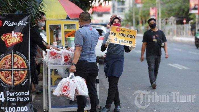 Pizza Hut Terancam Bangkrut, Ada Hubungannya dengan Karyawan yang Jualan di Pinggir Jalan?