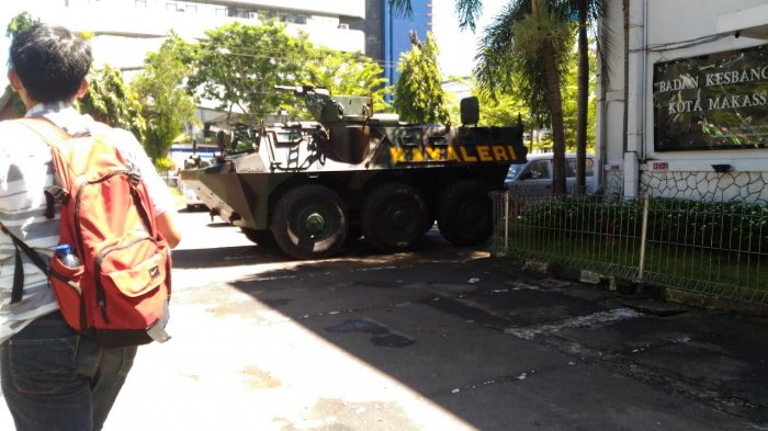 BREAKING NEWS: Armada Perang TNI Disiagakan di Balaikota Makassar
