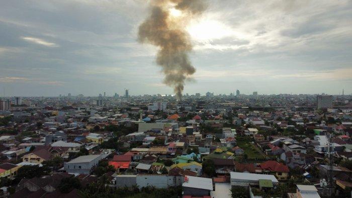 Foto: Kebakaran di Jalan Abu Bakar Lambogo atau Ablam Makassar, Asap Hitam Membumbung Tinggi