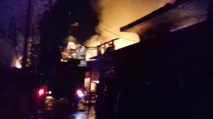 Puluhan Rumah Terbakar, Api Terus Merambat ke Manuruki, Damkar Kewalahan