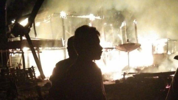 Dua Rumah Panggung Ludes Terbakar di Desa Palongki