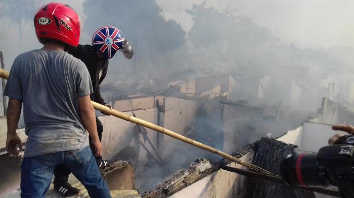 Kecewa, Warga Barabaraya Lempari Mobil Damkar Yang Terlambat