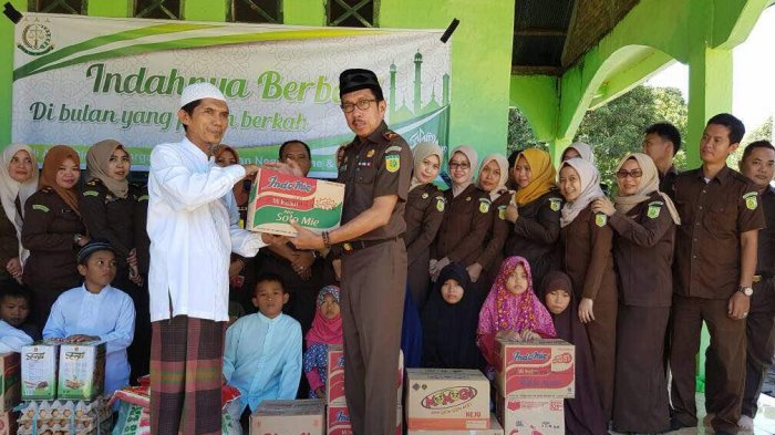 Kejari Bone Santuni Panti Asuhan Hidayatullah