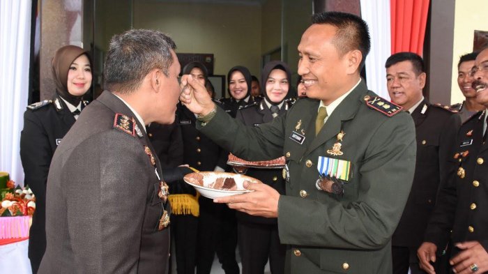 Dandim 1411 Bulukumba Suapi Kapolres di HUT ke 72 Bhayangkara