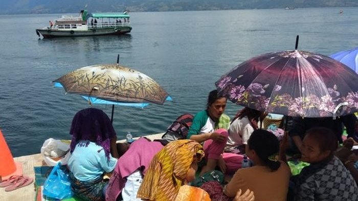 HARU! Wanita Paruh Baya Terus Duduk di Tepi Danau Toba, Tunggu Suami Korban Kapal Sinar Bangun