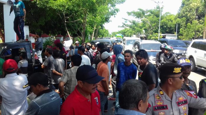 TRAFFIC UPDATE: Hindari Melintas di Depan Kantor Bupati Jeneponto, Macet, Ada Demo