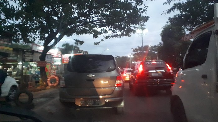 Pengendara Potong Jalan Picu Macet di Maccopa Maros