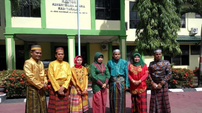 Hari Jadi Sulsel, Pegawai Kemenag Takalar Berkantor Pakai Baju Adat