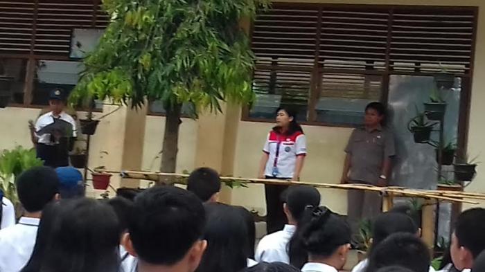 Kepala BNNK Jadi Irup di SMP Katolik Makale,  Sosialisasi Bahaya Narkoba - kepala-bnnk-1_20160418_084720.jpg