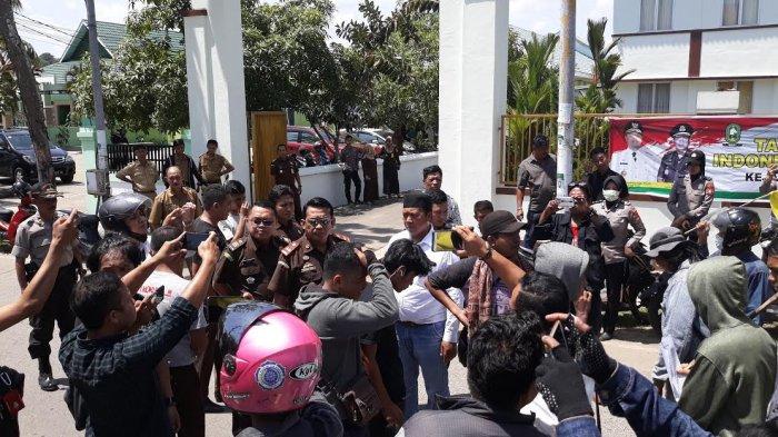 Mahasiswa Demo Kejari Sinjai, Pertanyakan Kasus yang Rugikan Negara Rp 500 Juta