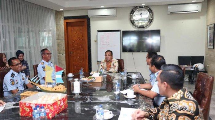 Temui Danny, Kalapas Makassar Bawakan Roti Produk Warga Binaan