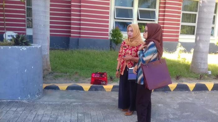 Kepsek SD Joko Datangi Kantor Bupati Jeneponto, belum Diterima Iksan - kepala-sekolah-sd-joko-datangi-bupati_20160421_103032.jpg