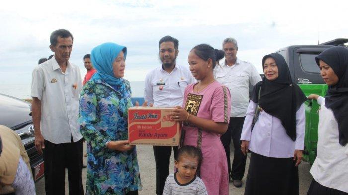 Ketua Tim Penggerak PKK Barru Bantu Korban Puting Beliung