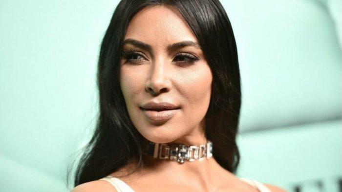 TRIBUNWIKI: Wajah Cantiknya Ternyata Derita Psoriasis, Ini Profil, Karir, dan Skandal Kim Kadarshian
