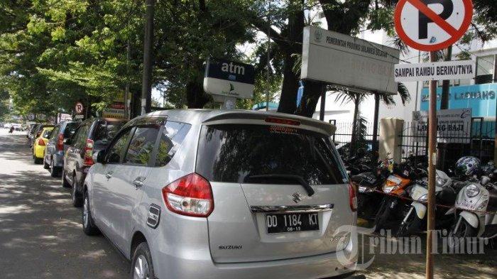 FOTO: Mobil Parkir di Bawah Rambu Larangan Parkir RS Labuang Baji Makassar - kirpare5.jpg