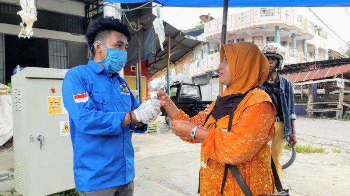 Antisipasi Covid-19, KNPI Luwu Timur Bagikan Hand Sanitizer ke Warga di Tiga Kecamatan
