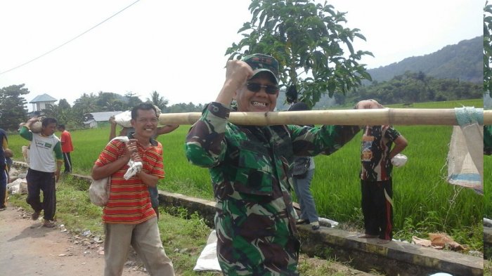 Buat Irigasi, Dandim 1403 Sawerigading Rela Pikul Batu Sejauh Setengah Kilo