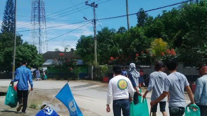 GMKI Pungut Sampah Plaza Kolam Makale Tana Toraja