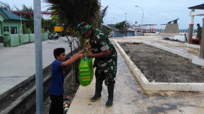 TNI-Warga Selayar Kerja Bakti, Komunitas Al Hasanah Bagi-Bagi Makanan