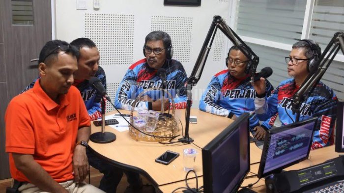 Komunitas Perjaka Baruga Kunjungi Tribun Timur