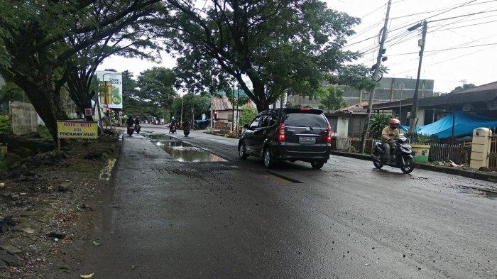Warga Keluhkan Lubang di Jalan Jenderal Sudirman Bone