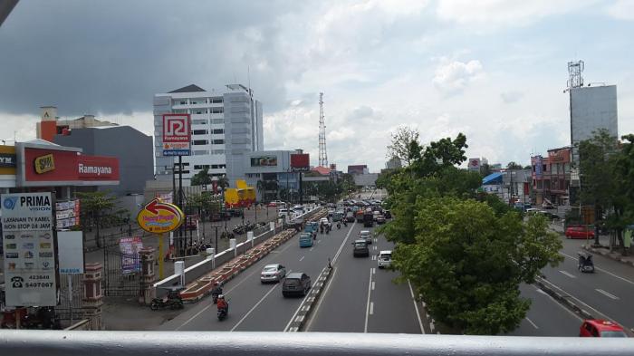 Jl Aroepala Makassar Digenangi Air, Lalulintas Melambat